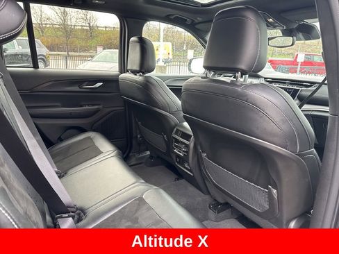 Used 2023 Jeep Grand Cherokee Altitude image 23