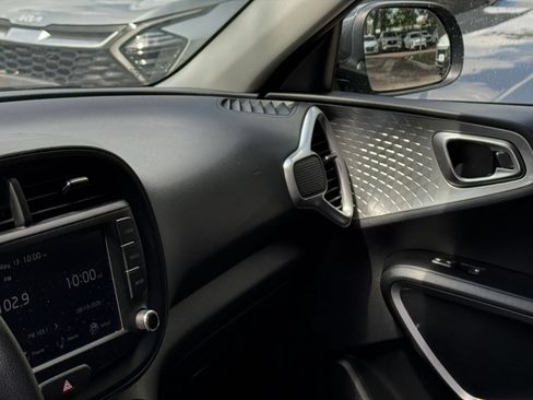 Used 2025 Kia Soul LX w/ LX Technology Package FWD image 32
