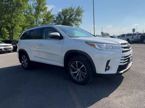 Used 2019 Toyota Highlander XLE AWD/4WD image 2
