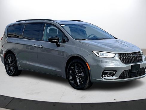 Used 2023 Chrysler Pacifica Limited w/ S Appearance Package image 2