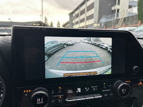 Used 2024 Toyota Highlander XLE image 19