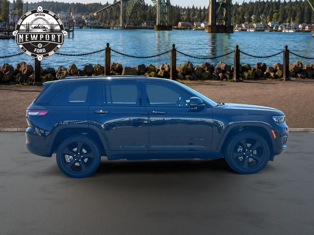 Used 2023 Jeep Grand Cherokee Altitude AWD/4WD image 10