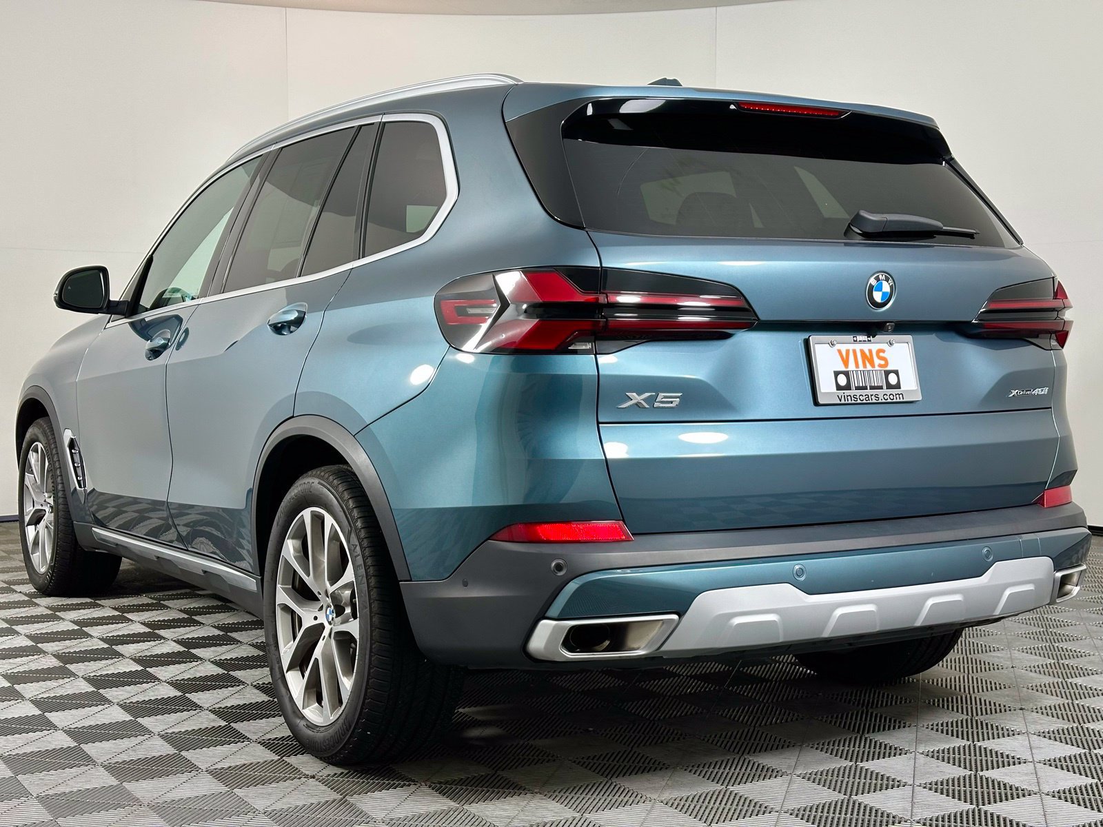 Used 2024 BMW X5 xDrive40i w/ Parking Assistance Package AWD/4WD image 32