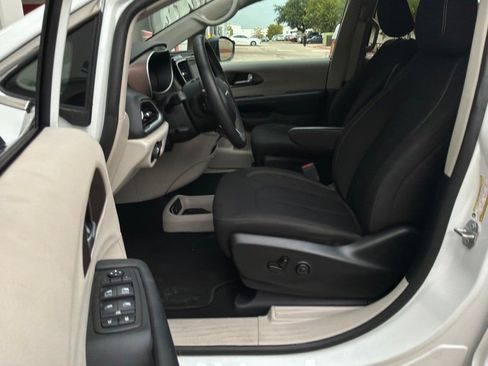 Used 2024 Chrysler Voyager LX FWD image 10