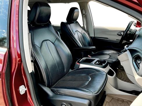 Used 2019 Chrysler Pacifica Limited image 7