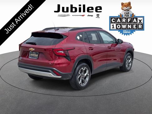 Used 2024 Chevrolet Trax LT w/ LT Convenience Package FWD image 5