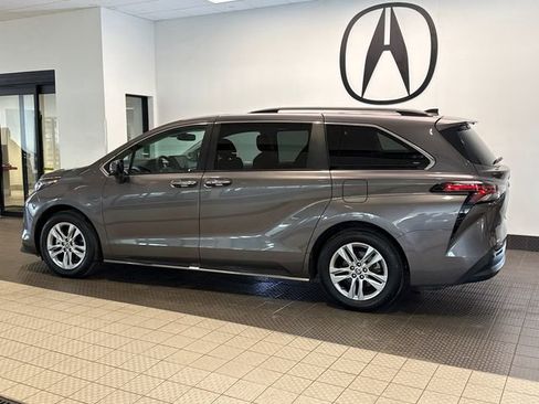 Used 2023 Toyota Sienna XLE w/ XLE Plus Package image 3