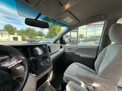 Used 2017 Toyota Sienna LE image 20