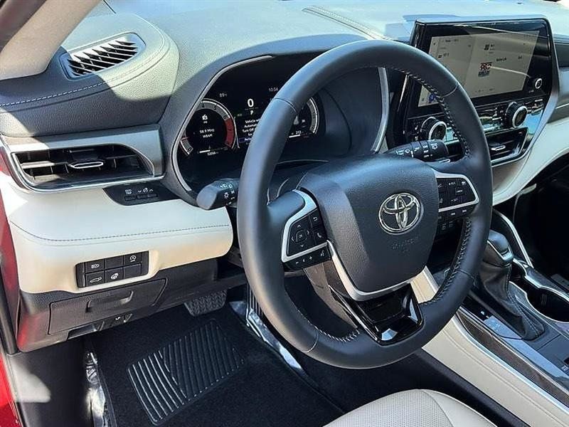 Used 2025 Toyota Highlander Limited FWD image 16