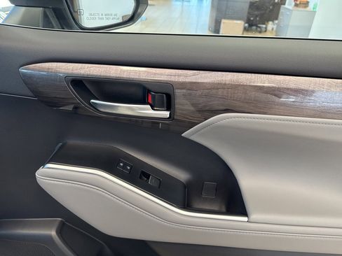 Used 2023 Toyota Highlander Limited image 23