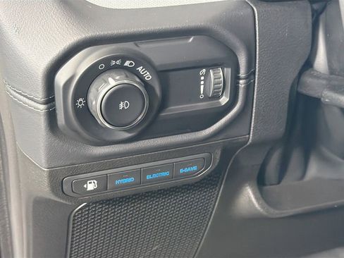 Used 2025 Jeep Wrangler Unlimited Sahara AWD/4WD image 13