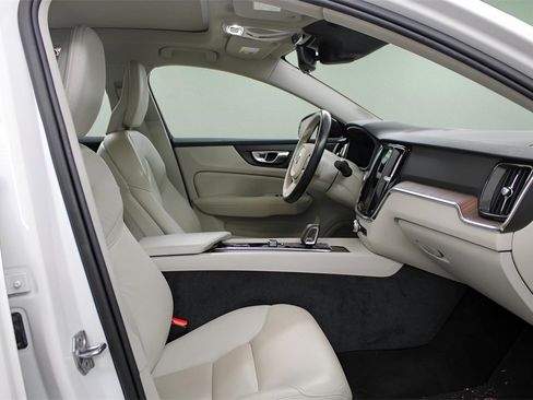 Certified 2022 Volvo S60 B5 Momentum w/ Premium Package image 23