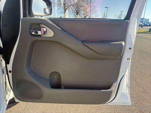 Used 2013 Nissan Frontier SV image 25