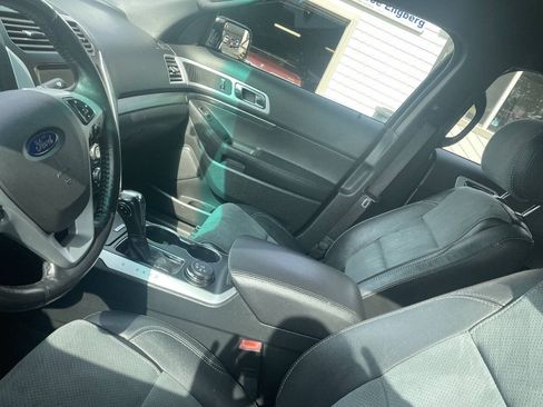 Used 2015 Ford Explorer XLT w/ Equipment Group 202A AWD/4WD image 6