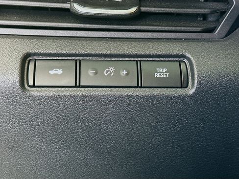 Used 2025 Nissan Altima 2.5 SV image 17