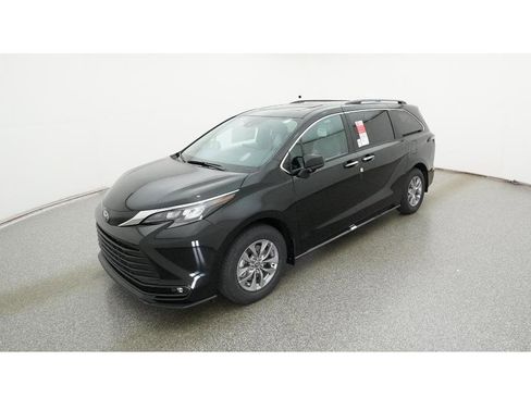 New 2026 Toyota Sienna XLE image 1