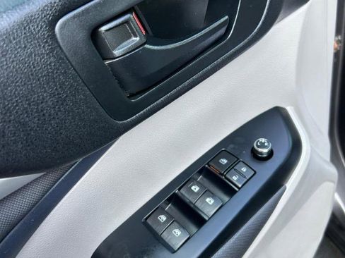 Used 2014 Toyota Highlander LE image 16