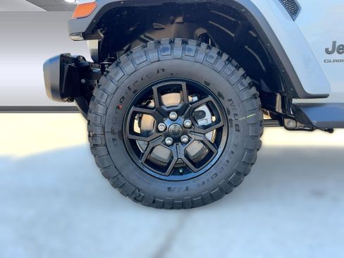 New 2025 Jeep Gladiator Sport image 11