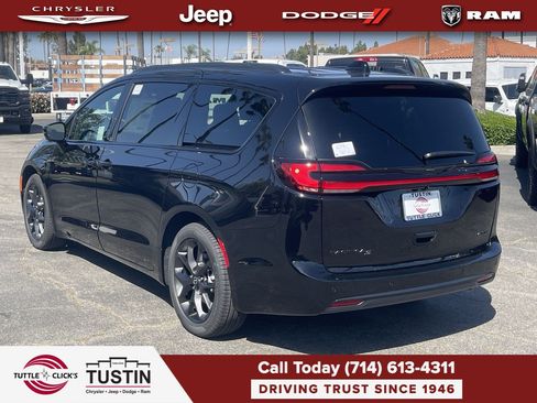 New 2026 Chrysler Pacifica Limited w/ Uconnect Theater Family Group FWD image 4