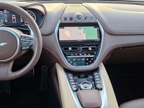 Used 2022 Aston Martin DBX image 11