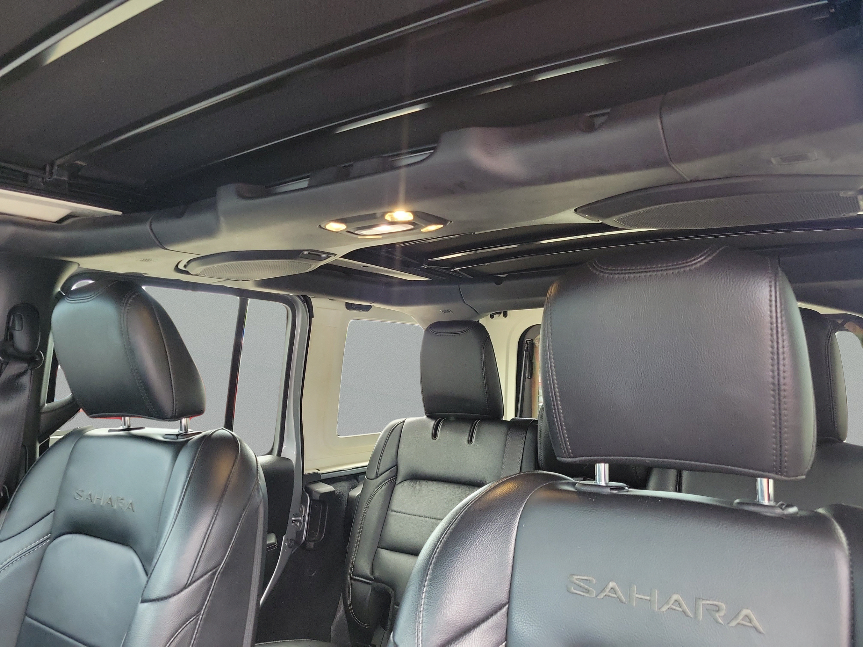 Used 2019 Jeep Wrangler Unlimited Sahara AWD/4WD image 18