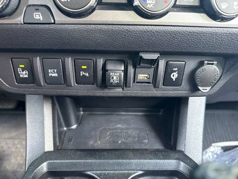 Used 2020 Toyota Tacoma TRD Sport w/ Technology Package AWD/4WD image 32