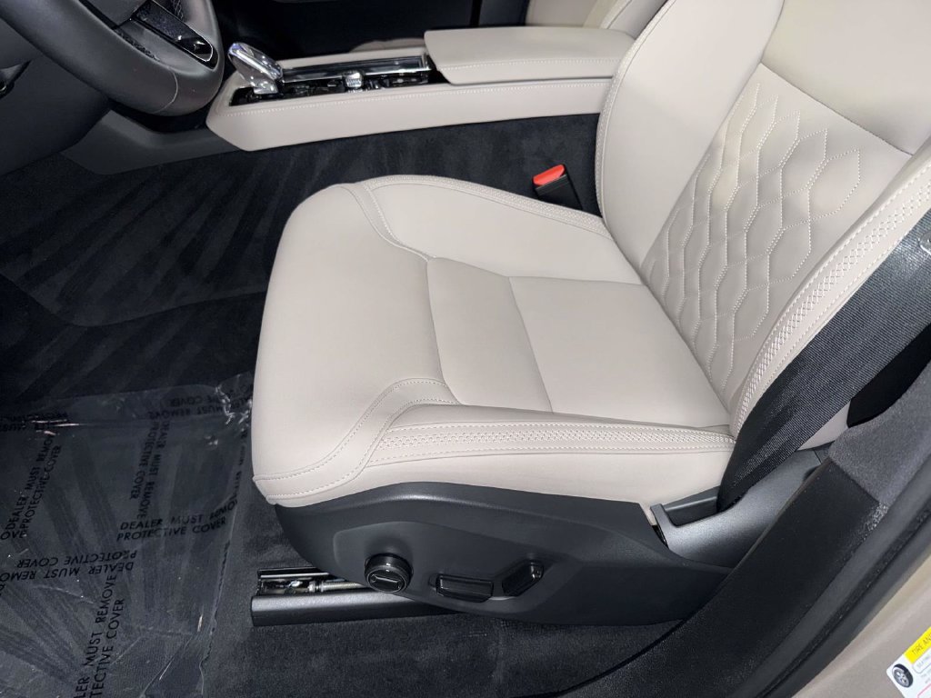 Used 2025 Volvo XC90 B6 Plus AWD/4WD image 3
