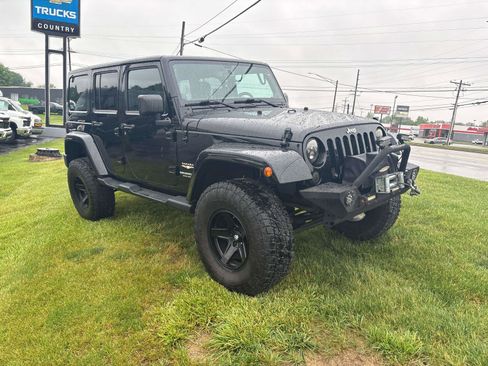 Used 2014 Jeep Wrangler Unlimited Sahara w/ Dual Top Group AWD/4WD image 6