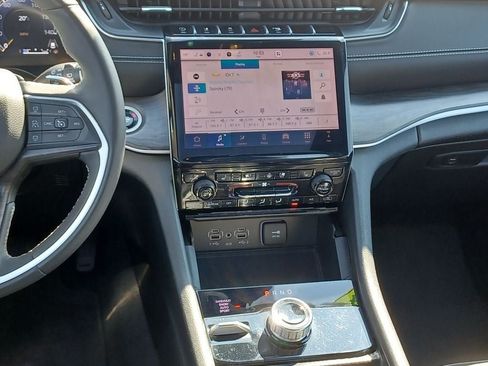 Used 2024 Jeep Grand Cherokee Limited w/ Luxury Tech Group II AWD/4WD image 30