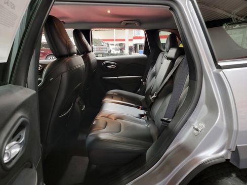 Used 2021 Jeep Cherokee Trailhawk w/ Technology Group image 22