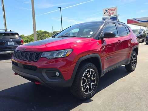 Used 2025 Jeep Compass Trailhawk AWD/4WD image 7