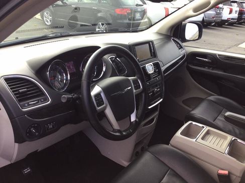 Used 2015 Chrysler Town & Country Touring w/ Driver Convenience Group image 16