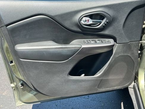 Used 2019 Jeep Cherokee Limited AWD/4WD image 16