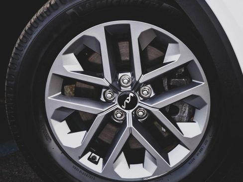 Used 2023 Kia Telluride LX image 2