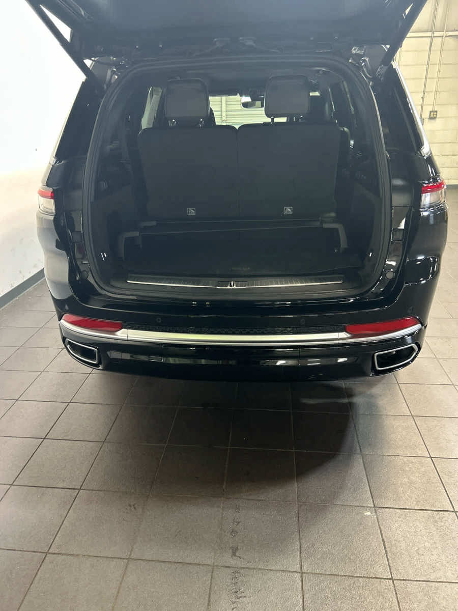 Used 2021 Jeep Grand Cherokee L Summit w/ Luxury Tech Group V AWD/4WD image 12