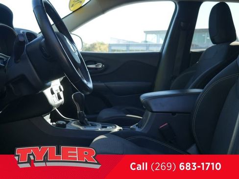 Used 2015 Jeep Cherokee Latitude w/ Cold Weather Group image 37