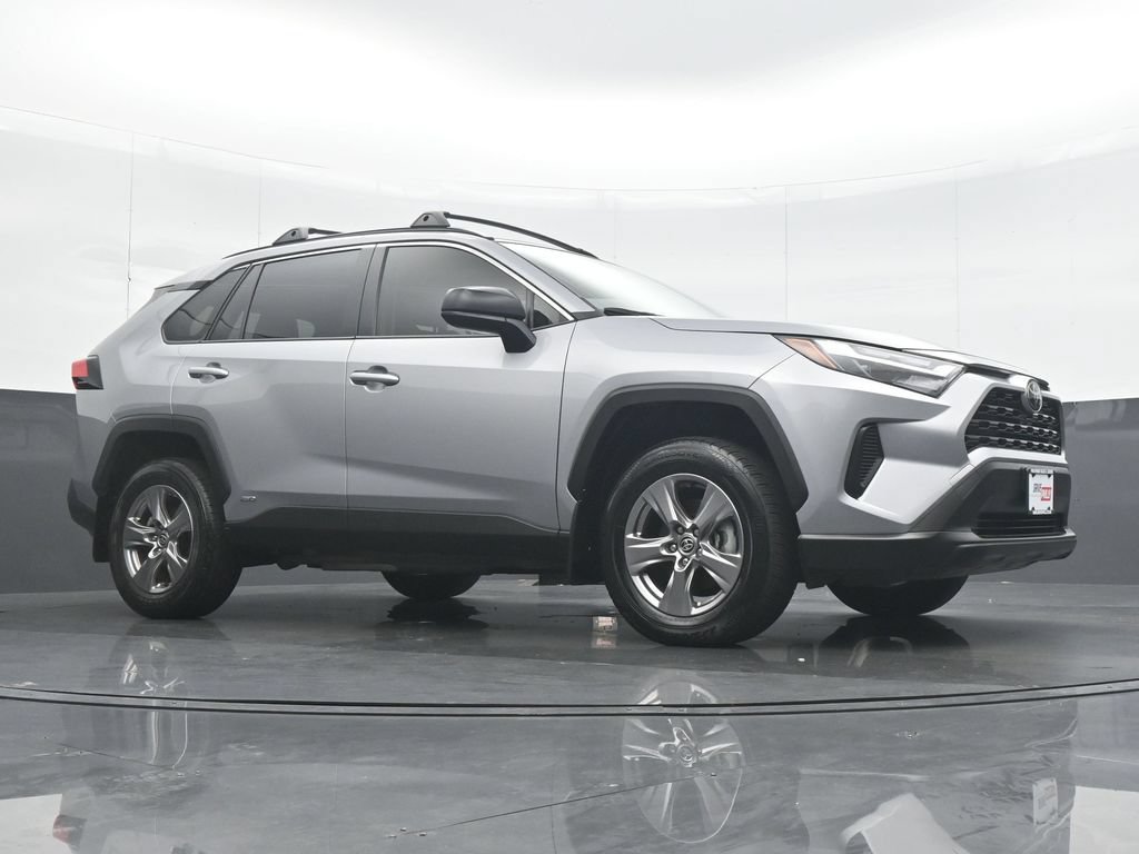 Used 2025 Toyota RAV4 LE AWD/4WD image 32