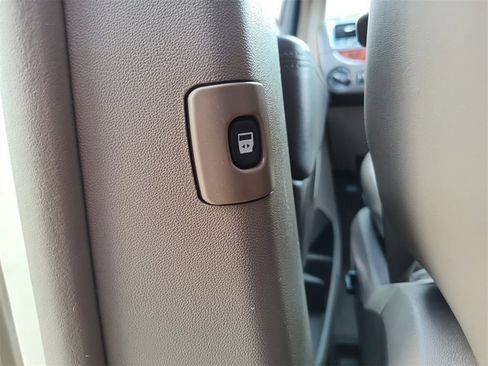 Used 2012 Chrysler Town & Country Limited w/ Luxury Group image 41