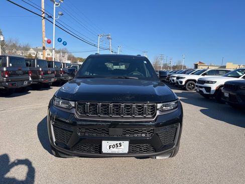 New 2026 Jeep Grand Cherokee Laredo image 2