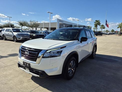 Used 2024 Nissan Pathfinder SL image 1