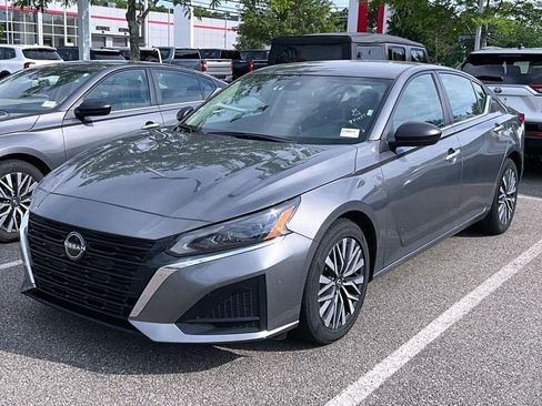 Used 2024 Nissan Altima 2.5 SV FWD image 3