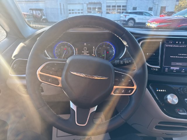 Used 2023 Chrysler Pacifica Touring-L FWD image 14