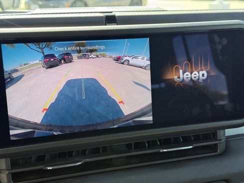 Used 2025 Jeep Wrangler Unlimited Sahara image 22