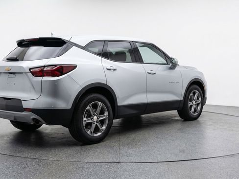 Used 2025 Chevrolet Blazer LT FWD image 9