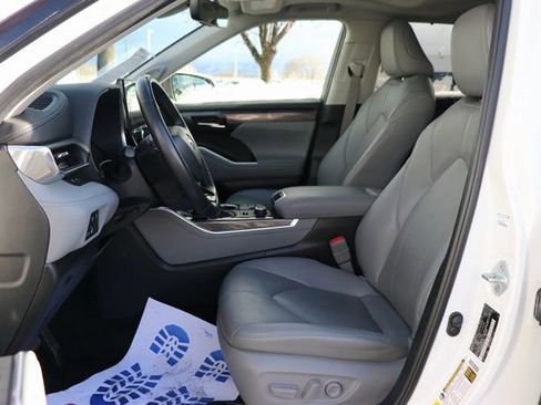 Used 2023 Toyota Highlander L image 18