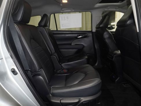 Used 2022 Toyota Highlander XLE image 18