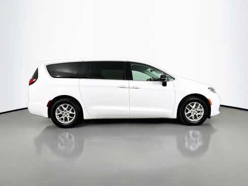 Used 2024 Chrysler Pacifica Touring-L FWD image 8