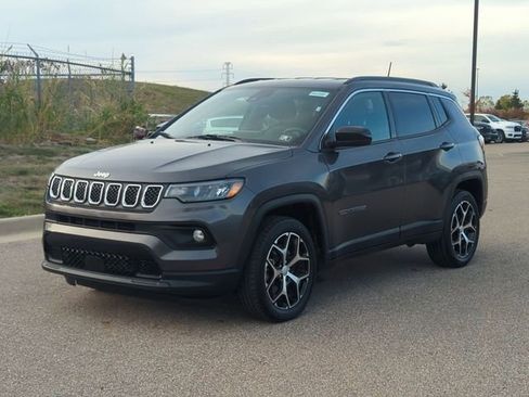 Used 2024 Jeep Compass Latitude image 7