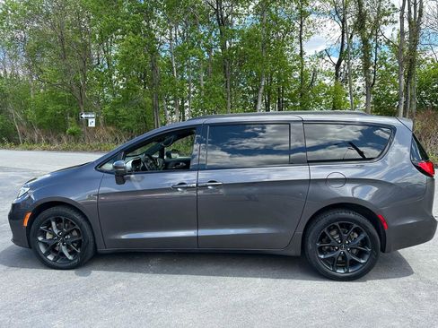 Used 2021 Chrysler Pacifica Touring-L w/ Uconnect Theater Family Group AWD/4WD image 8