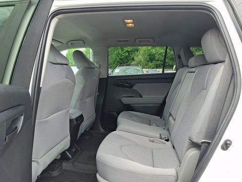 Used 2023 Toyota Highlander LE AWD/4WD image 13